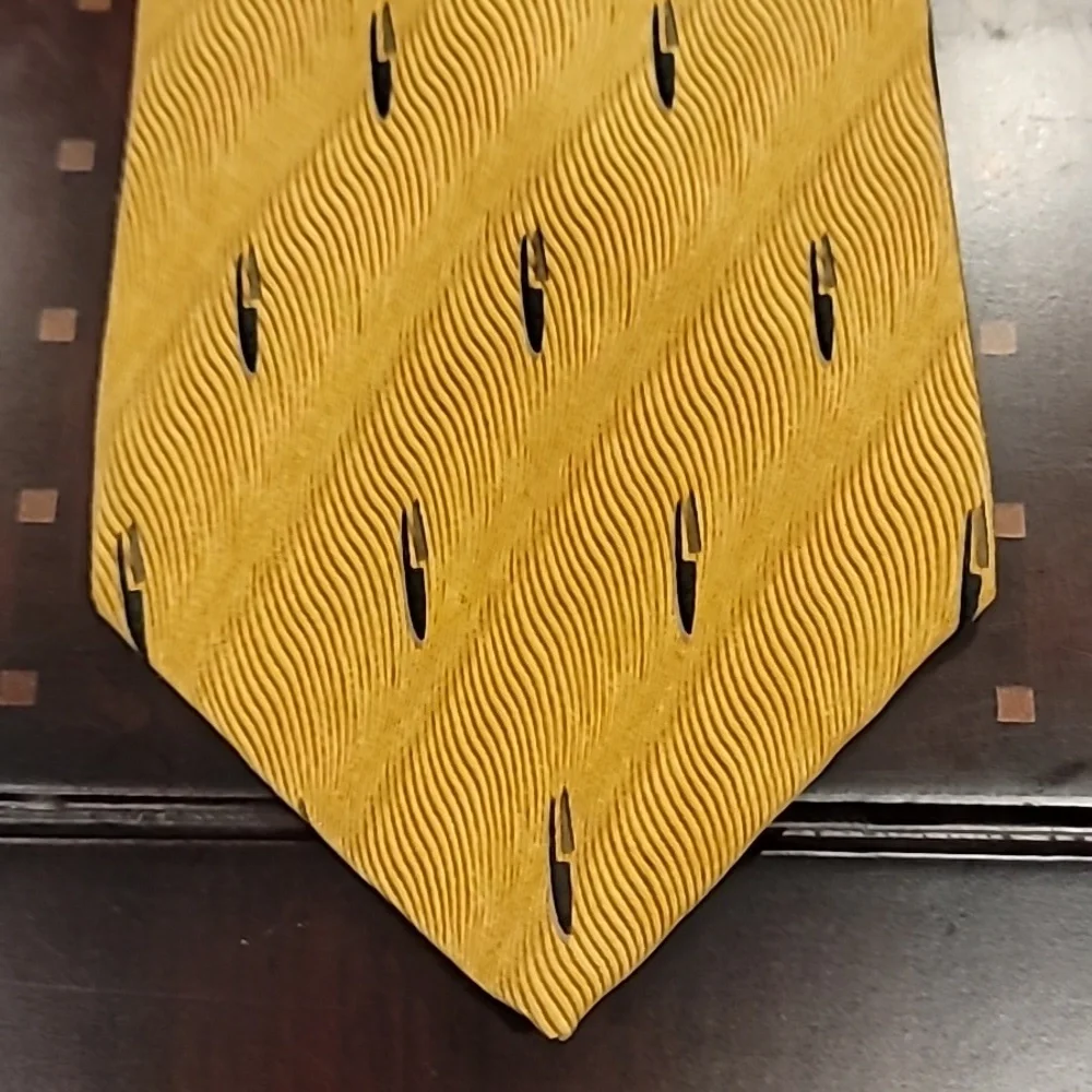 Bill Blass Black Label 100% Silk Soft Tie Gold Black 4